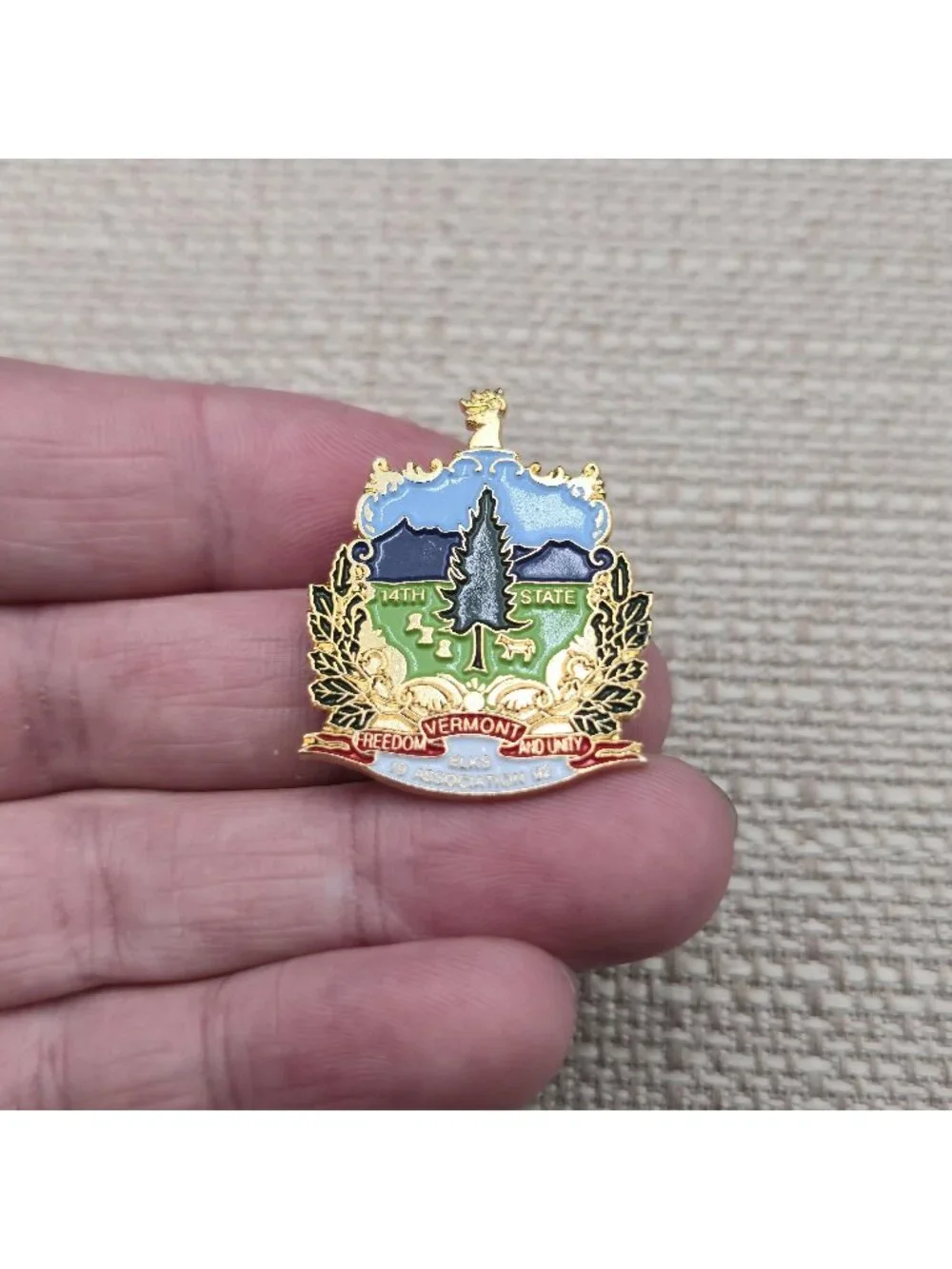 Vermont Elks Association State Coat of Arms Enamel Lapel Pin A8072